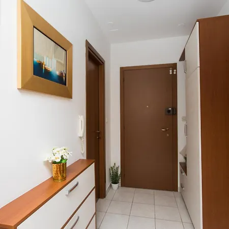 Apartment Family With Private Garage Split