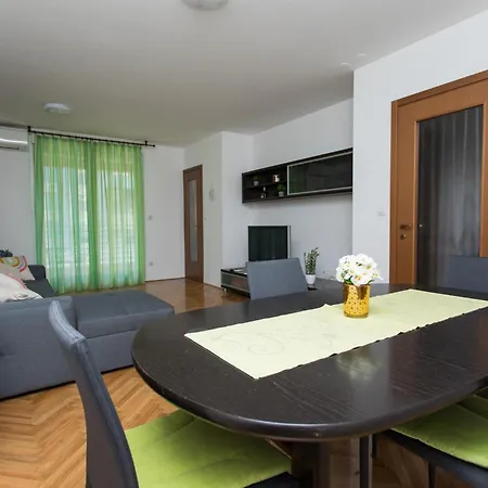 Family With Private Garage * Split
