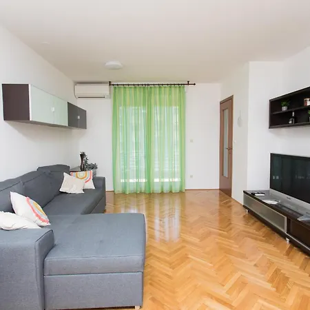 Apartment Family With Private Garage *