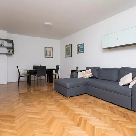 Apartment Family With Private Garage *